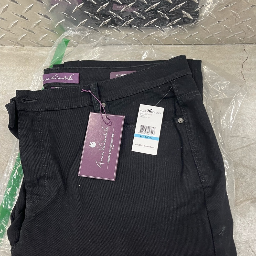 Gloria Vanderbilt Amanda Jean black 20W short.